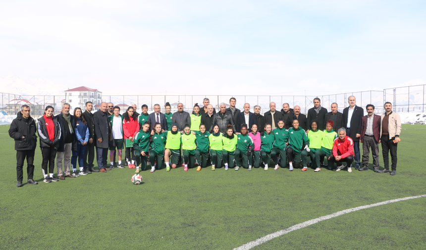 Köy ve mahalle muhtarlarından kadın takımına ziyaret