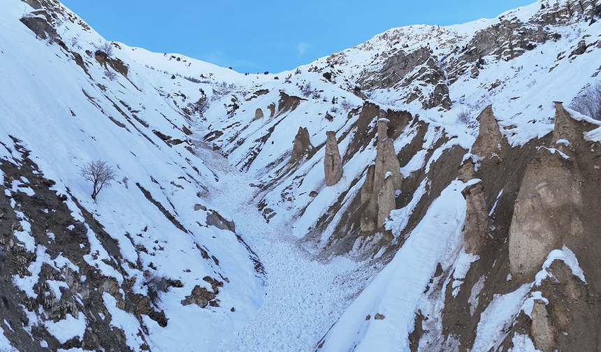 Hakkari’de keşfedilen Peribacaları görenleri şaşırtıyor