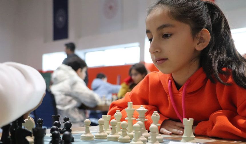 Yeşilay Hakkari'de satranç turnuvası düzenledi