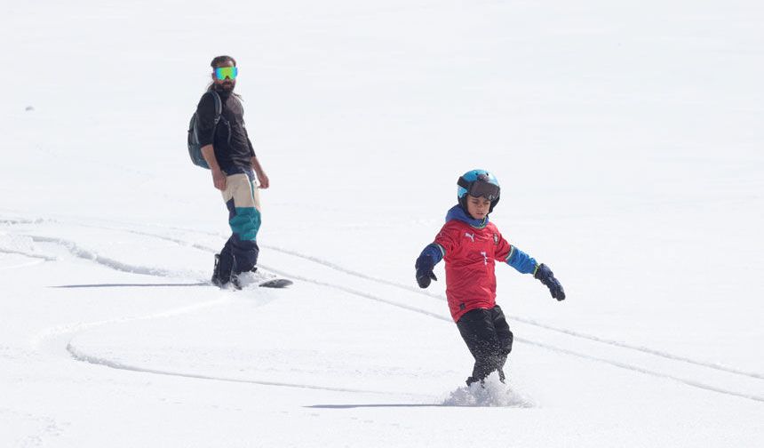 Hakkari'de doğal karla kaplı pistlerde kayak keyfi
