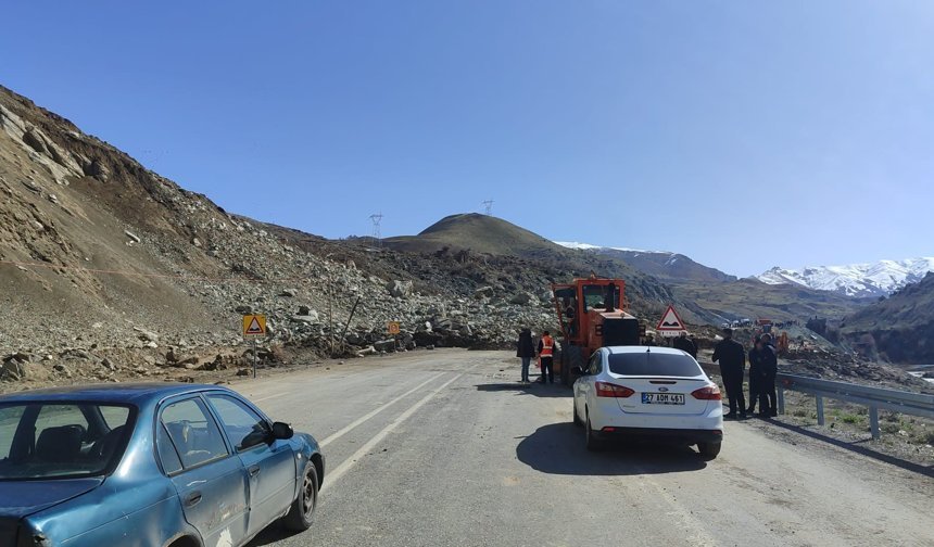 Hakkari–Van karayolunda heyelan: Yol ulaşıma kapandı