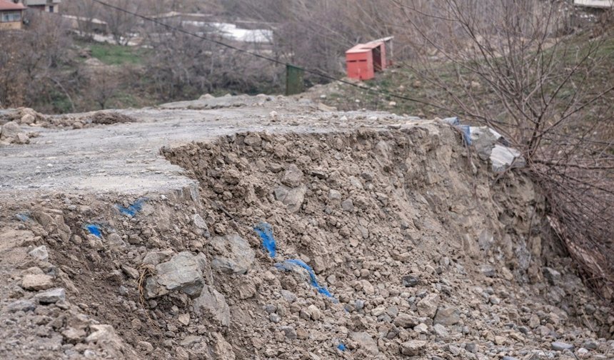Biçer Mahallesi’nde yol kayması tedirginlik yarattı