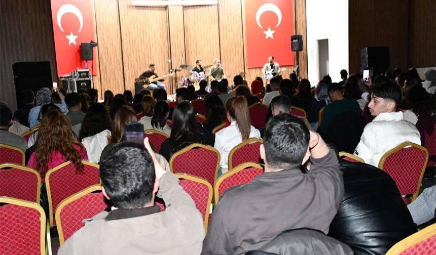 Hakkari'de Kasım Taşdoğan konserine yoğun ilgi