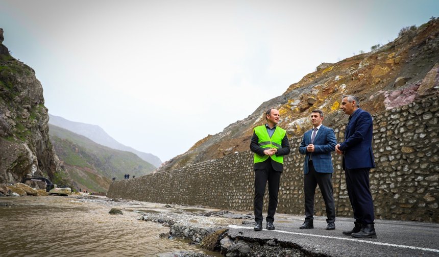 Taşkın nedeniyle kapanan yol için yoğun mesai