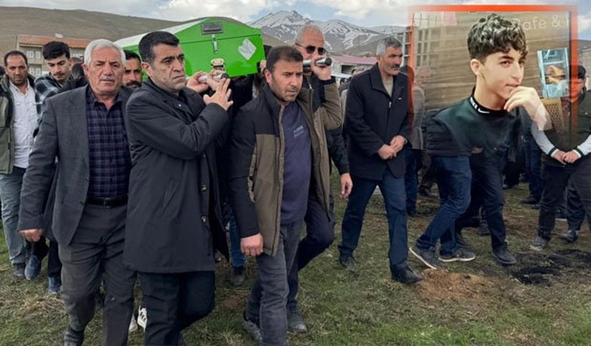 Bıçaklı saldırıda ölen Hakkarili genç toprağa verildi