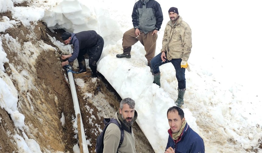 Hakkari’de köylüler karlı yolları aşıp su arızası giderdi