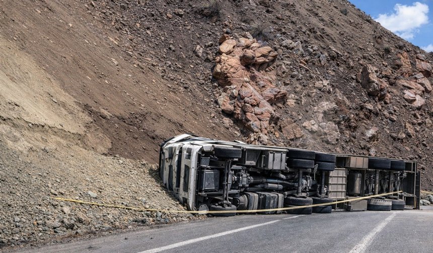Hakkari- Van karayolunda tır kazası: Sürücü yaralandı