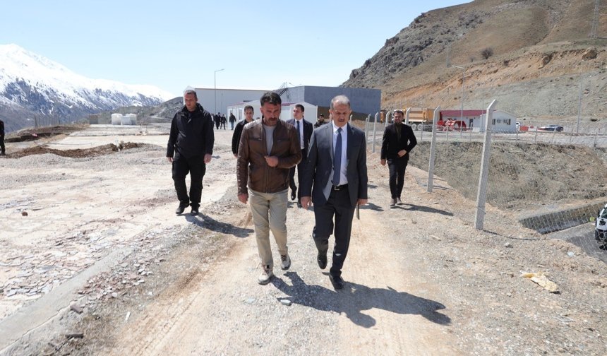 Vali Taşyapan, heyelan bölgesinde incelemelerde bulundu