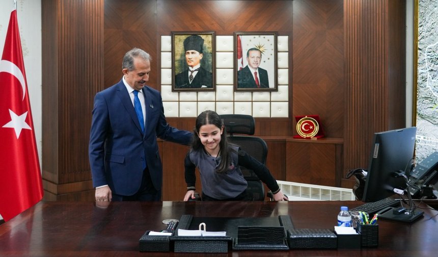 Vali Taşyapan, 23 Nisan’da makamını çocuklara devretti