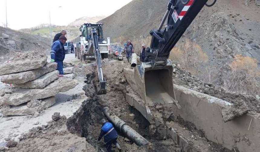 Heyelanlar Hakkari’de su hatlarını tahrip etti