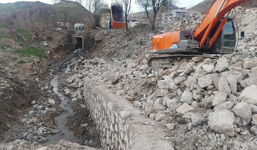 Hakkari’de su baskınlarına neden olan dereye müdahale