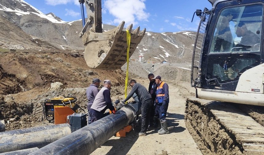 Hakkari’de heyelan su hattını çökertti, ekipler sahada