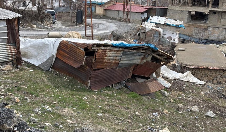 Şiddetli fırtına Hakkari’de hasara yol açtı