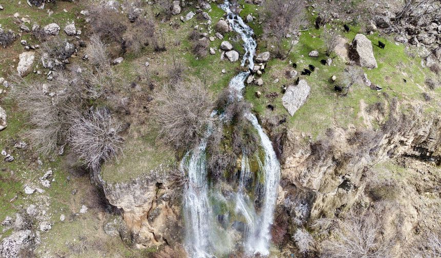 Hakkari'de debileri artan şelaleler dronla görüntülendi