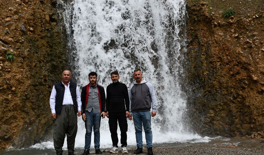 Hakkari'deki şelale güzelliğiyle hayran bırakıyor
