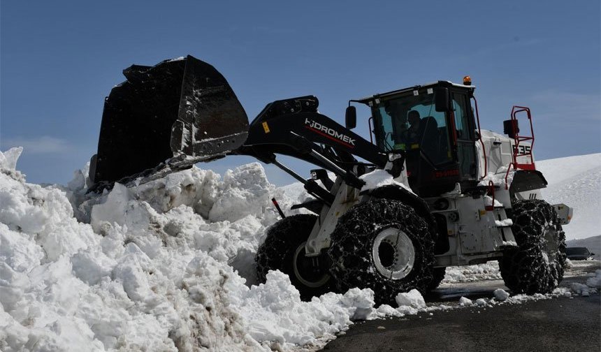 Hakkari'de iş makinesini zorlayan çalışma