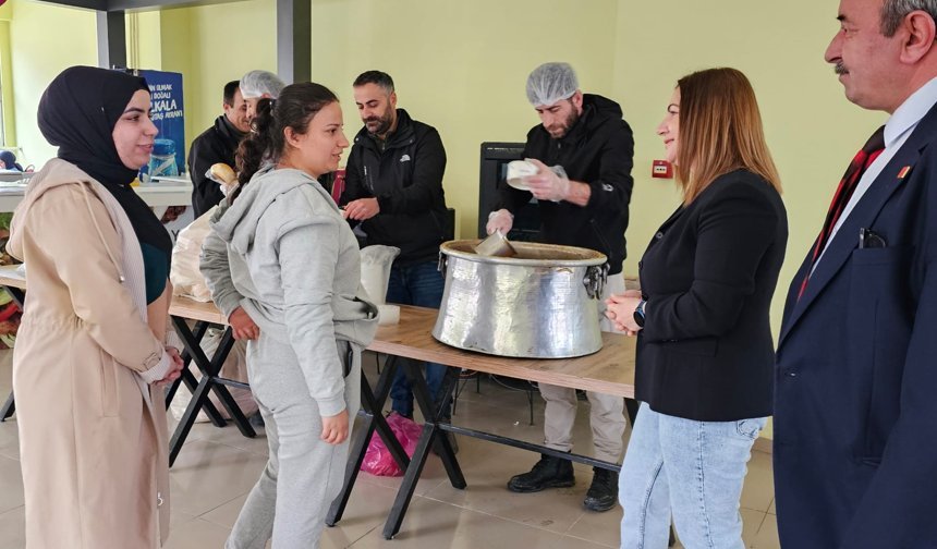 CHP Hakkari İl Örgütü’nden öğrencilere sıcak çorba ikramı