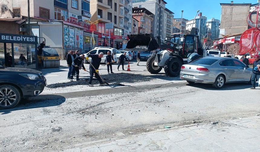 Hakkari’de asfalt yama çalışmaları sürüyor