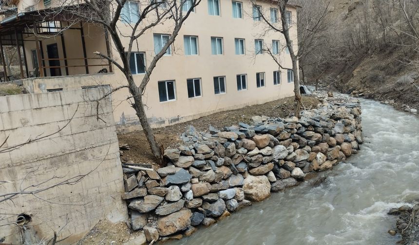 Hakkari’de olası taşkın riski DSİ müdahalesiyle engellendi