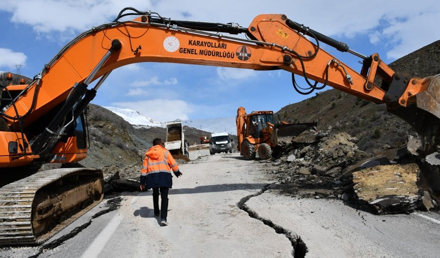 Hakkari Van Karayolunda çöken yolda çalışmalar başlatıldı