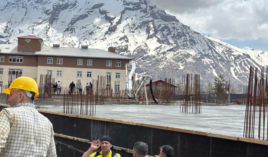 Hakkari’de iş kazası: Beton mikseri borusu düştü, işçi yaralandı