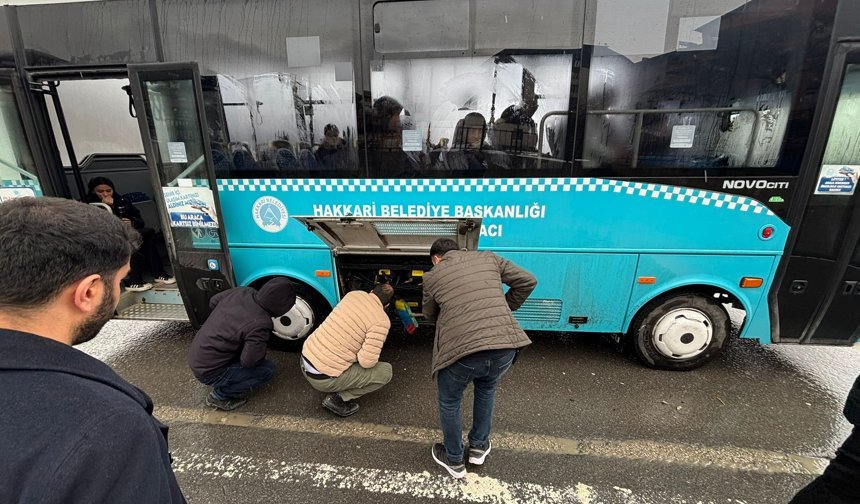 Hakkari’de araç lastiğine sıkışan kedi kurtarıldı