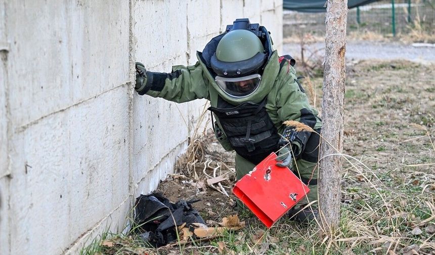 Bomba uzmanları ölümüne dikkatle görevde