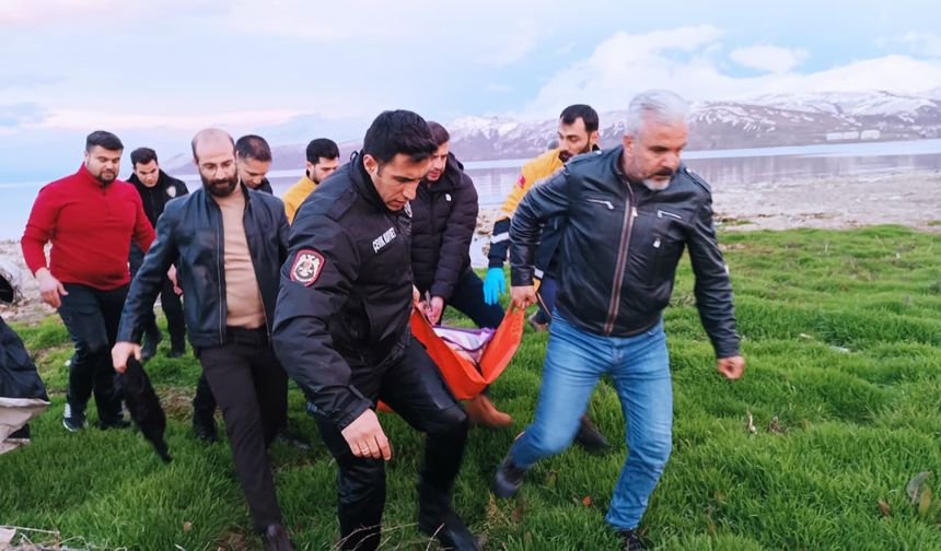 Van Gölü'nde donma tehlikesi: 1 kişi kurtarıldı