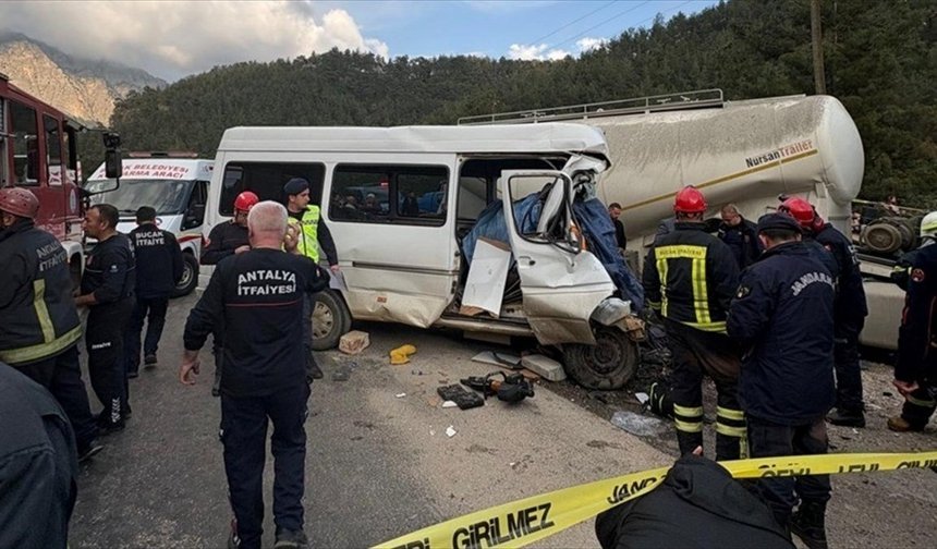 TIR ile minibüs çarpıştı: 7 ölü, 7 yaralı