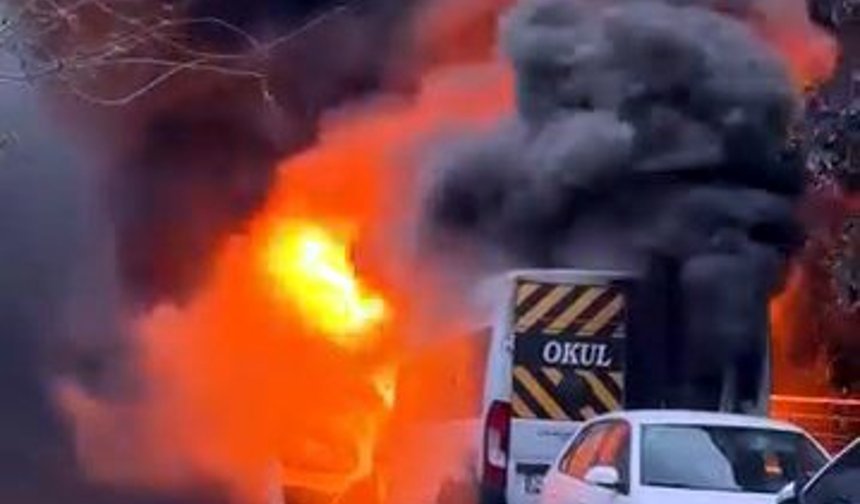 Park halindeki servis minibüsü yandı