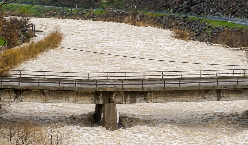 Hakkari'deki bu köprü çöktü çökecek