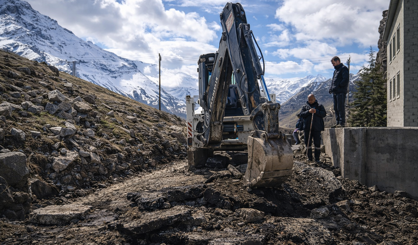 Hakkari’de hasar gören yollar yenileniyor