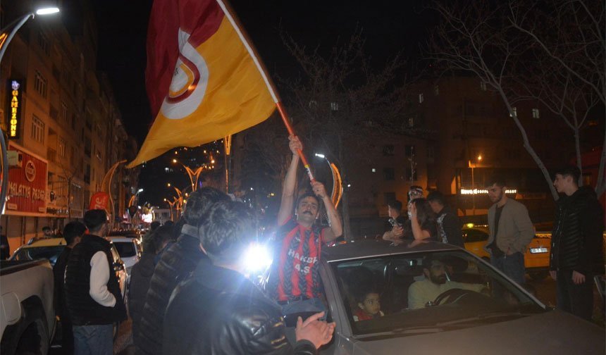 Hakkari'de derbi coşkusu: Galatasaraylılar sokaklara döküldü