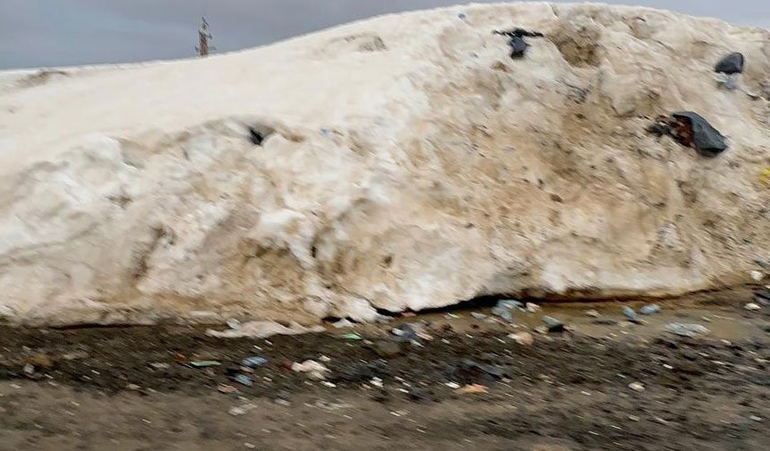 Karlar eridi Merga Bütan'daki çöpler gün yüzüne çıktı