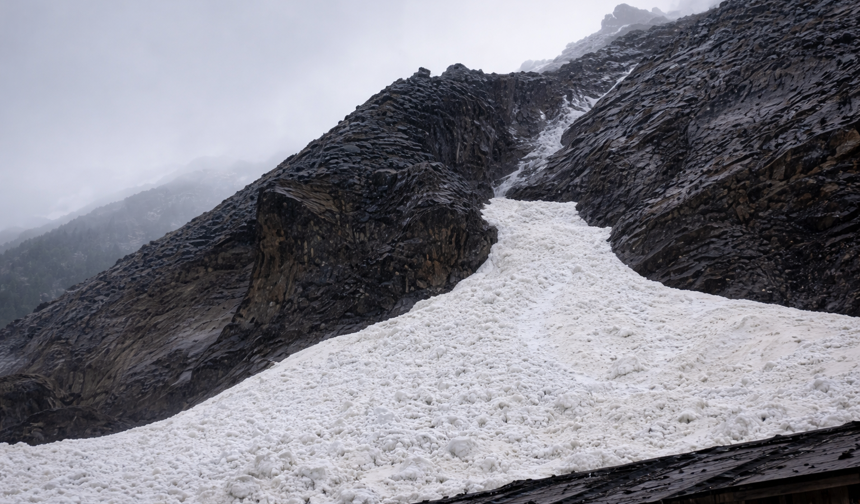 Hakkari Sümbül Dağı’nda çığ anı kameralara yansıdı