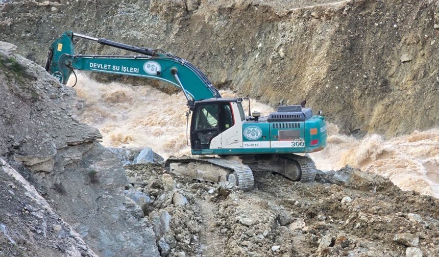 Heyelan Zap Suyu'nda taşkın riskini artırdı