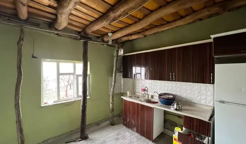 Yüksekova’da yıldırım düşen evin duvarı yarıldı