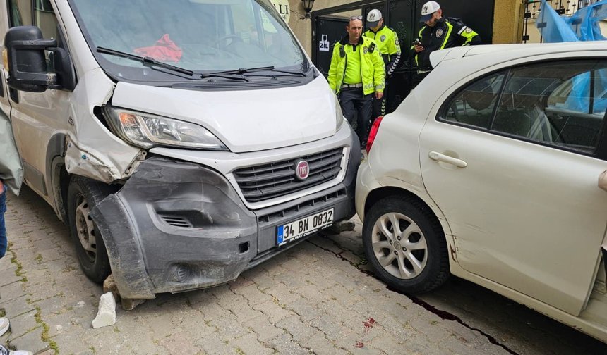 Freni boşalan minibüs 2 kişiyi yaraladı