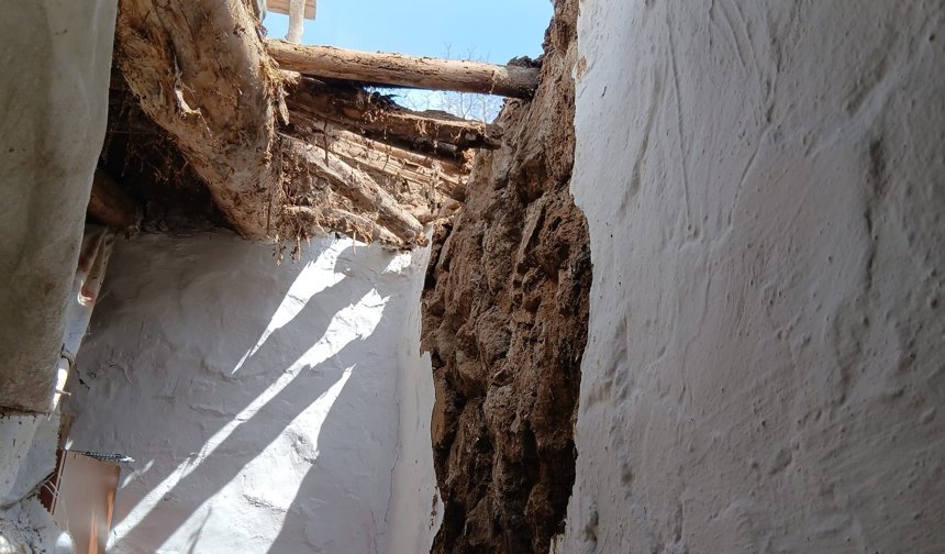 Hakkari’de deprem nedeniyle toprak evin damı çöktü