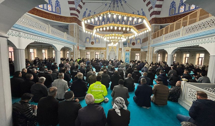 Hakkari'de şehit polisler  için mevlit programı düzenledi