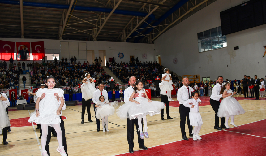 Hakkarili baba ve kızlarından 23 Nisan'a özel gösteri