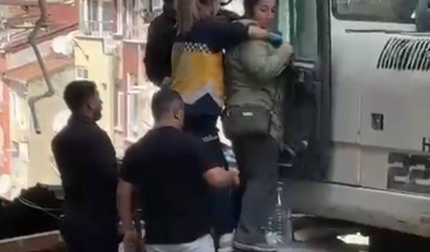 Yıkımda kopan parça operatörü yaraladı