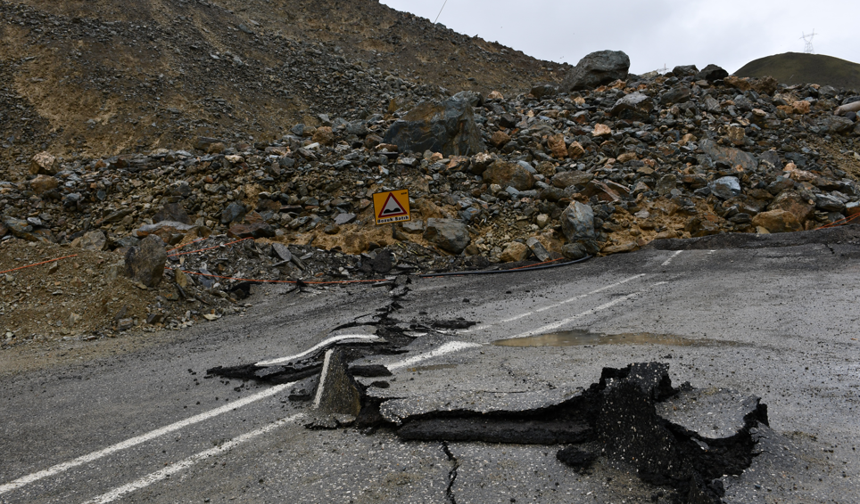 Hakkari Van karayolu tamamen trafiğe kapatıldı