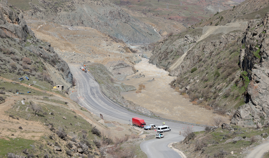 Hakkari’ye ulaşım için 3 güzergahta çalışma