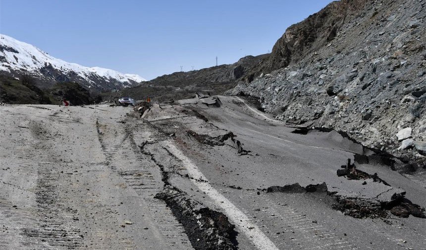 Hakkari Van yolu kapalı, risk devam ediyor