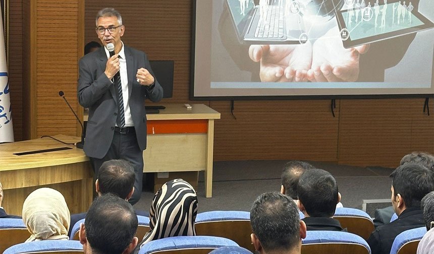 Hakkari’de 'Yeni Nesil İletişim' paneli düzenledi