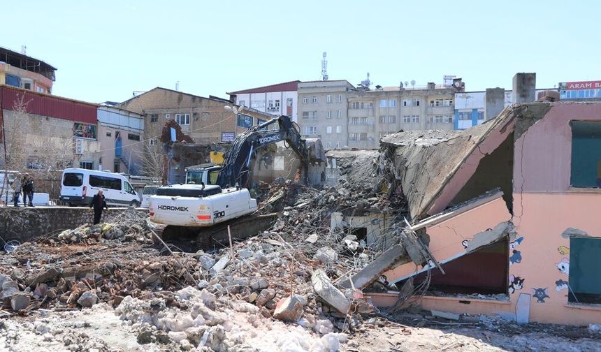 Hakkari’de hafızalara kazınan okul yıkıldı