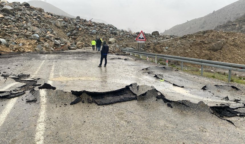 Hakkari–Van Karayolu tüm araçların ulaşımına kapatıldı