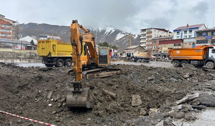 Hakkari'de kent meydanı çalışmaları başladı