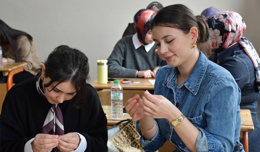 Hakkari’de sıralara bu defa öğretmenler oturdu